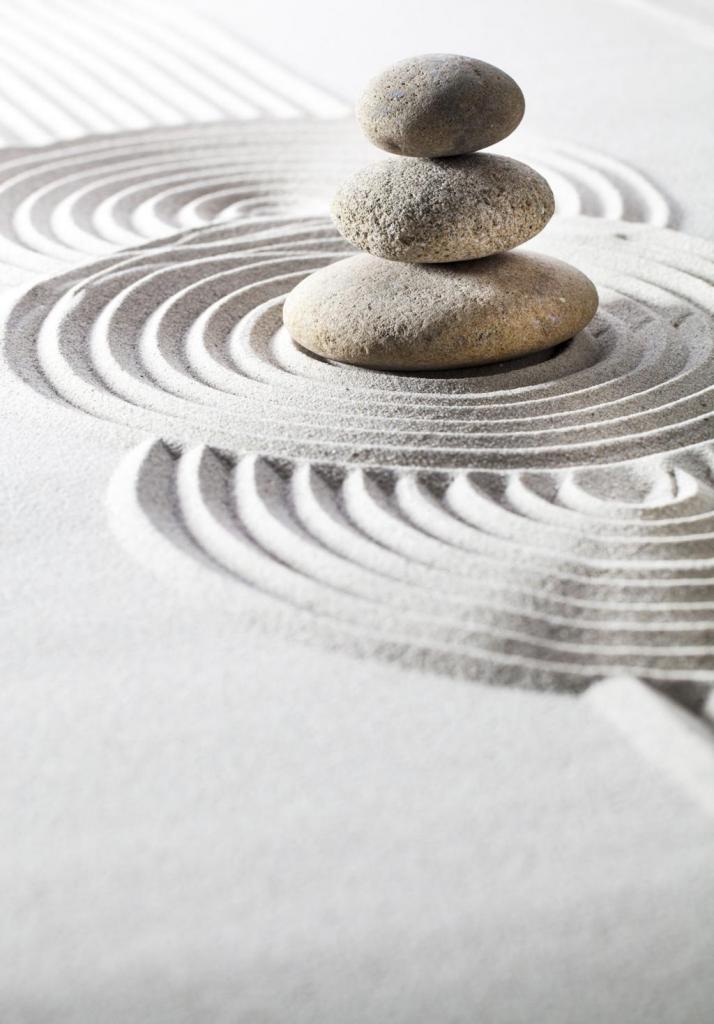 Pierres empilées sur un jardin de sable zen